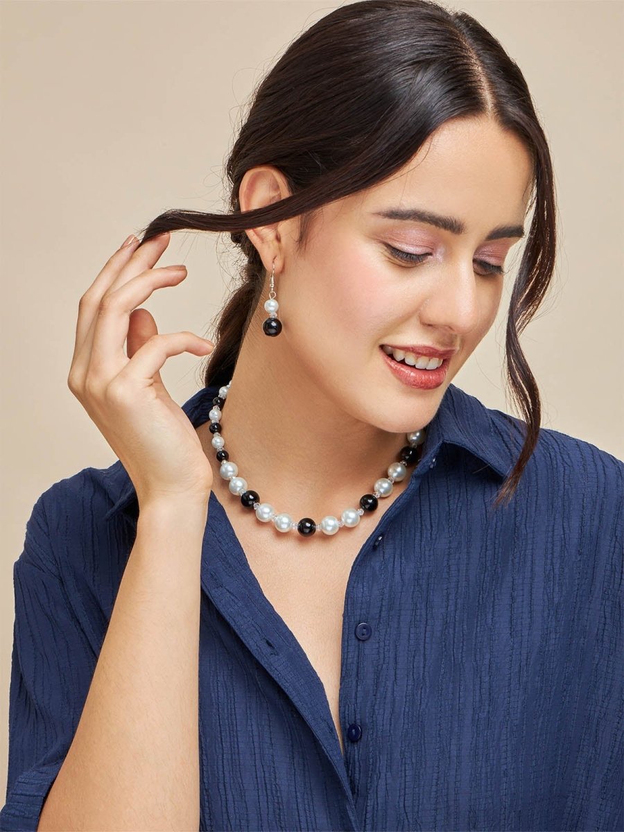 Beruzu - Black and White Artificial Pearl Earring and Necklace Set
