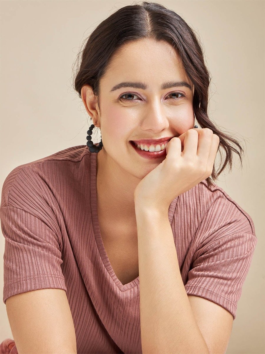 Beruzu - Gold Plated Hoop Earrings with Graduated Black or White Beads - Beruzu Fashion