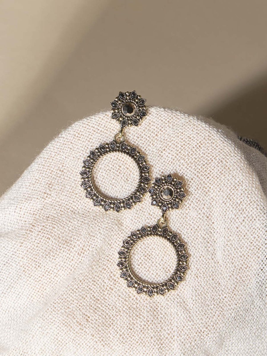 Beruzu - Antique-Style Floral Stud Earrings in Gold and Silver Finish