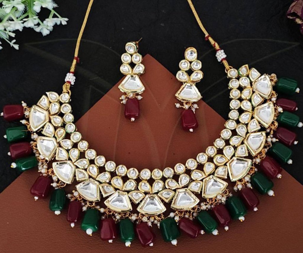 Beruzu - Dazzling Kundan Necklace Emeralds & Rubies - Beruzu