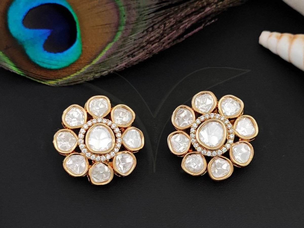 Beruzu - Earrings Featuring White Kundan Stone - Beruzu