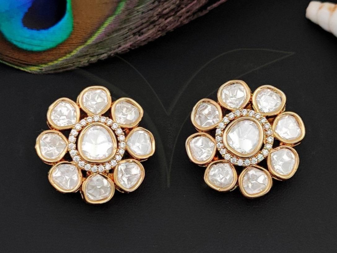 Beruzu - Earrings Featuring White Kundan Stone - Beruzu