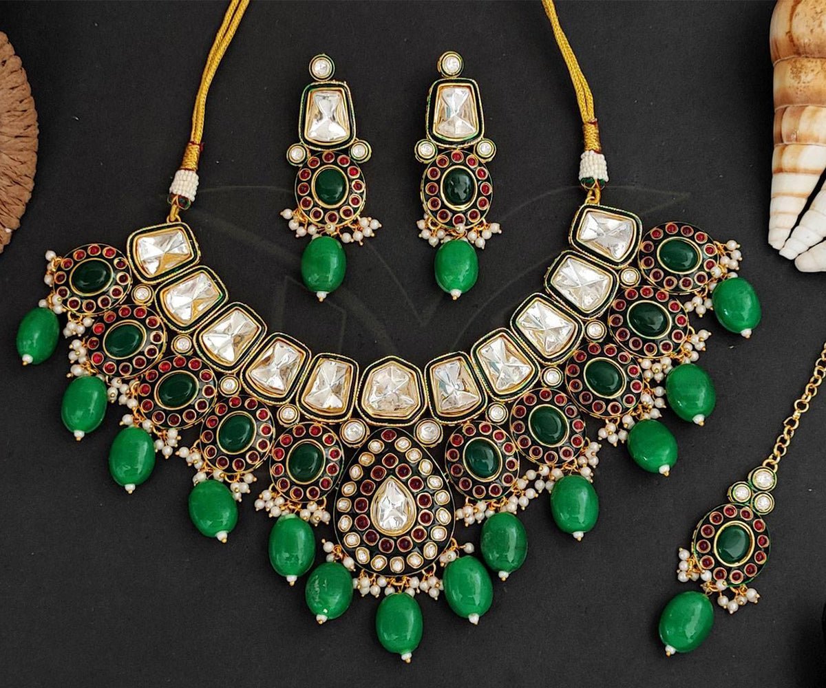 Beruzu - Elegance Redefined: Stunning Green Stone Necklace - Beruzu