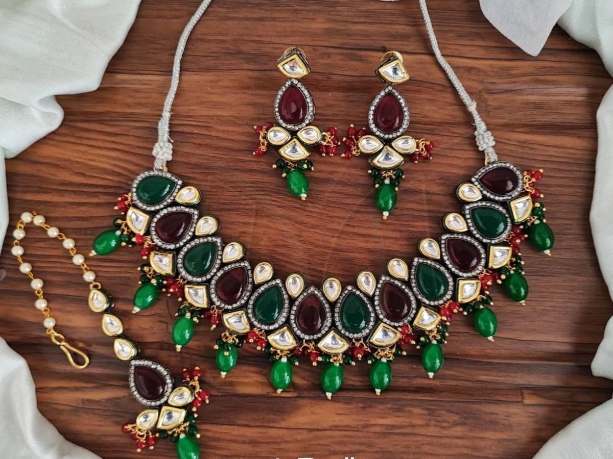 Beruzu - Elegant black, red, and green kundan necklace set - Beruzu