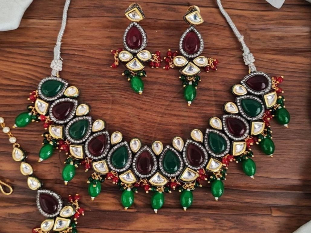 Beruzu - Elegant black, red, and green kundan necklace set - Beruzu