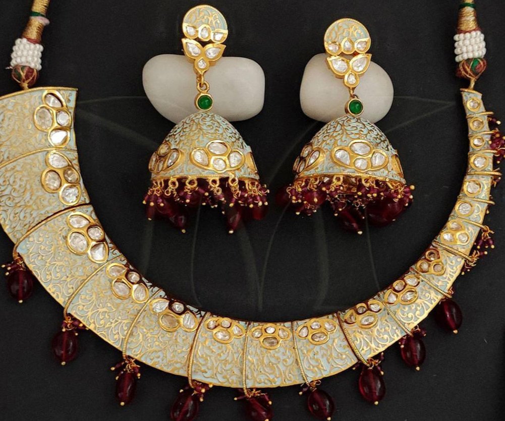 Beruzu - Exquisite Kundan Jewelry Set: Gold & Rich Red Elegance - Beruzu