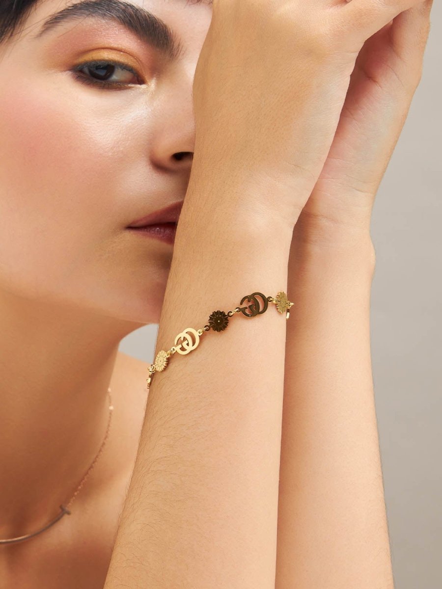 Beruzu - Gold Plated Bracelet with Alternating Flower and 'G' Design