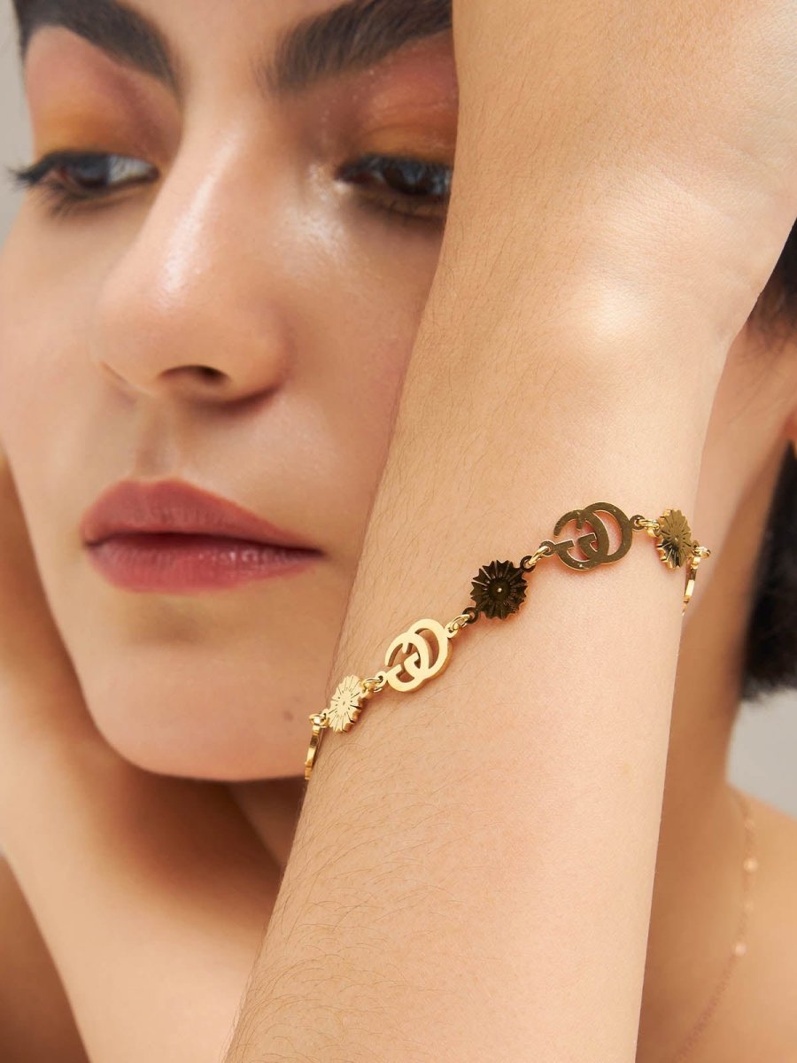 Beruzu - Gold Plated Bracelet with Alternating Flower and 'G' Design