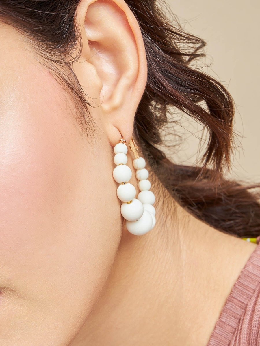 Beruzu - Gold Plated Hoop Earrings with Graduated Black or White Beads - Beruzu Fashion