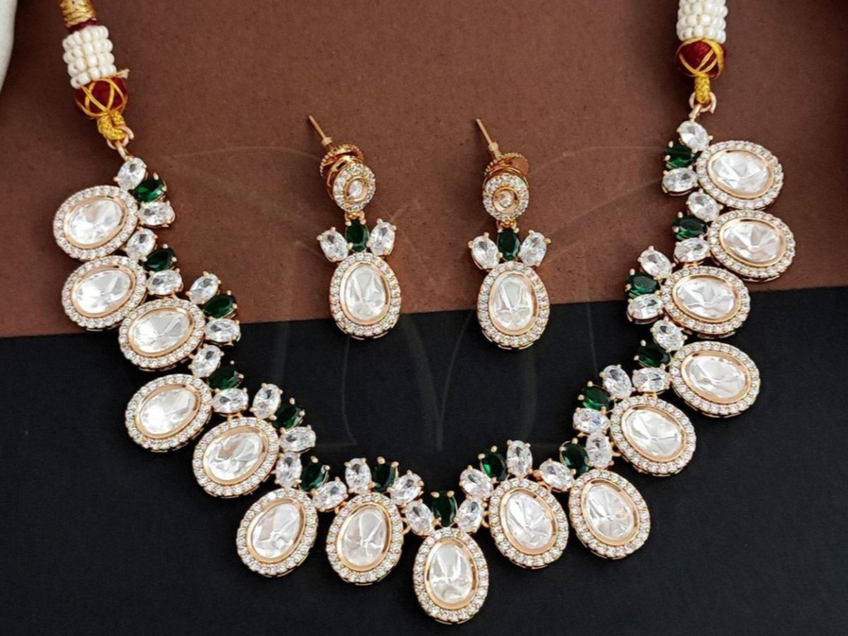 Beruzu - Kundan Necklace & Earrings Set with White Accents - Beruzu