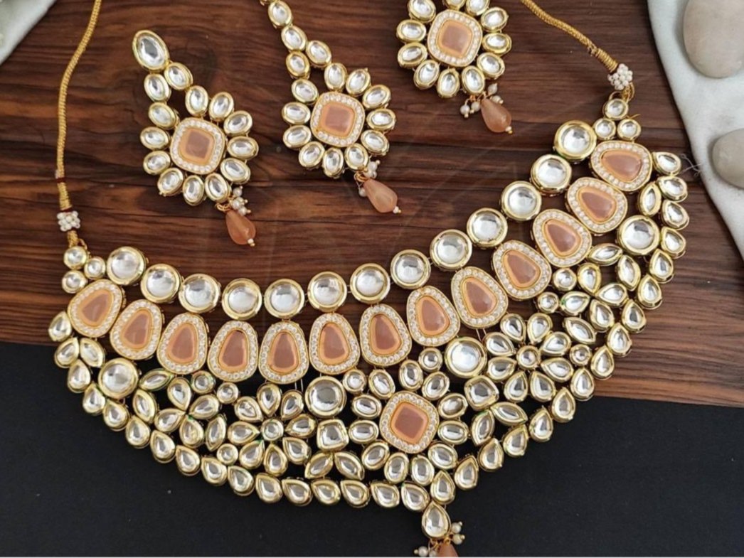 Beruzu - Kundan Necklace with Cream and White Accents - Beruzu