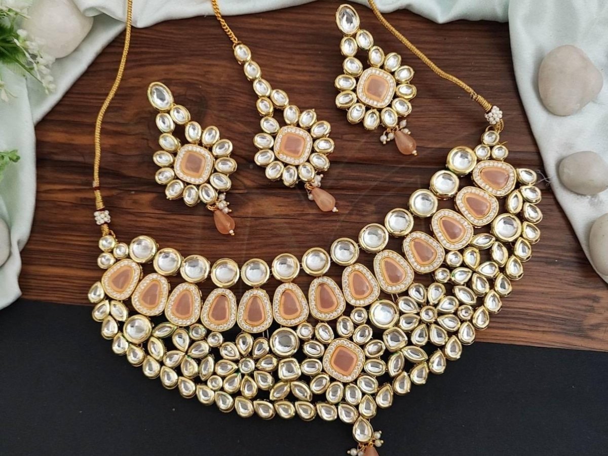 Beruzu - Kundan Necklace with Cream and White Accents - Beruzu