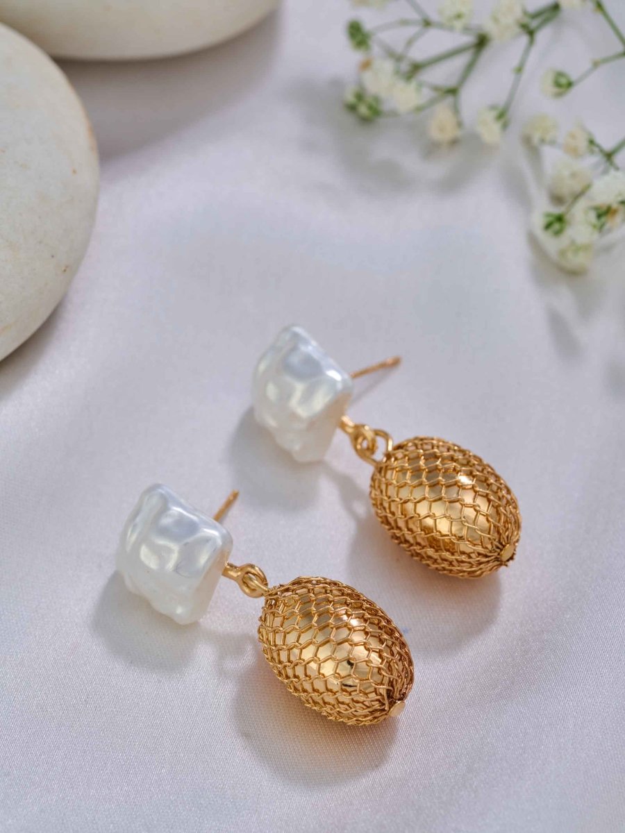 Beruzu Luxe Pearl and Gold Mesh Drop Earrings - Beruzu