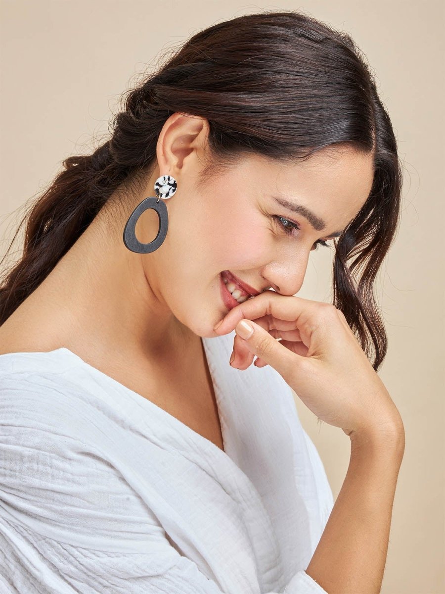 Beruzu - Marble-Inspired Circular Earrings with Asymmetrical Oval Drop