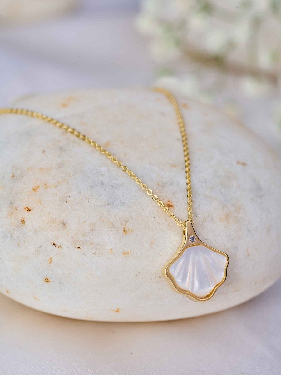 Beruzu Mother of Pearl Seashell Pendant Necklace