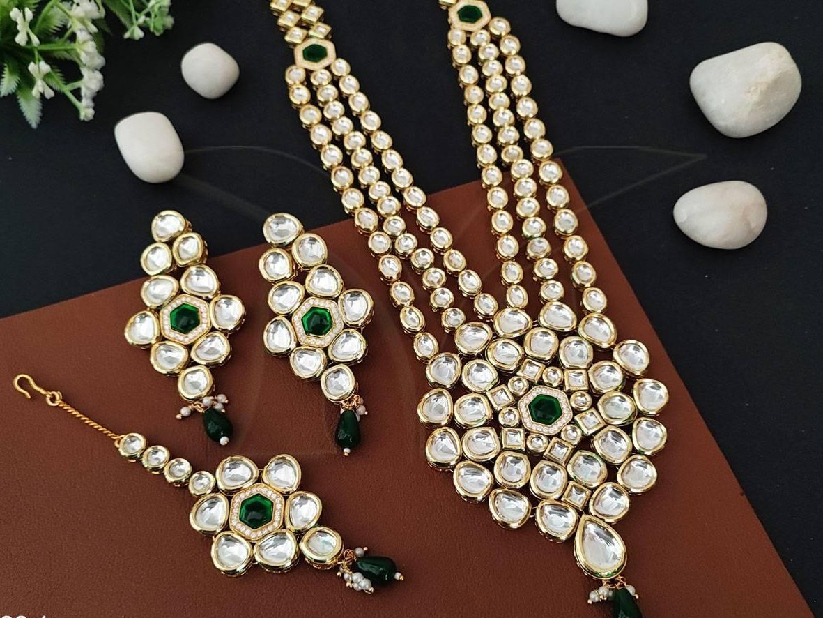 Beruzu - Necklace Adorned with White and Green Stones - Beruzu