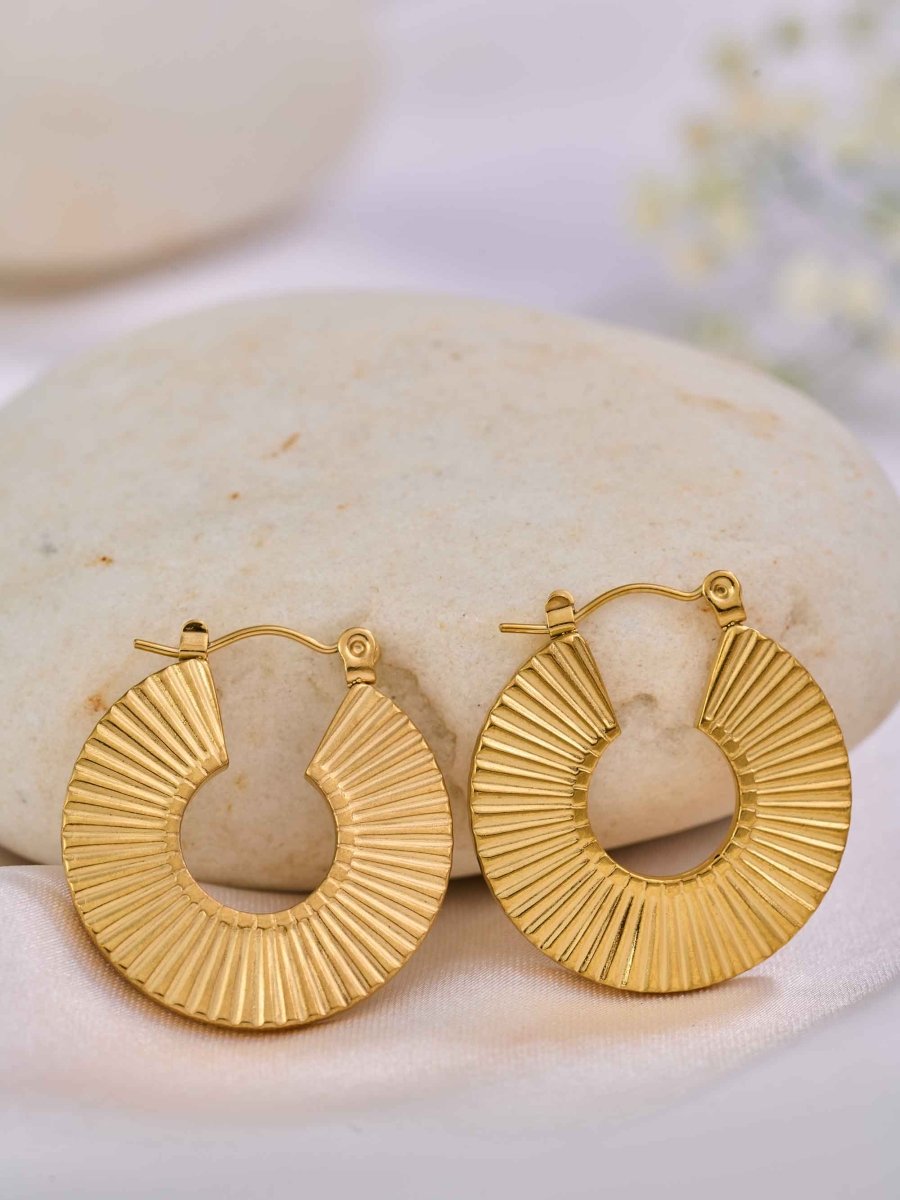 Beruzu Radiant Gold Circle Hoop Earrings - Beruzu