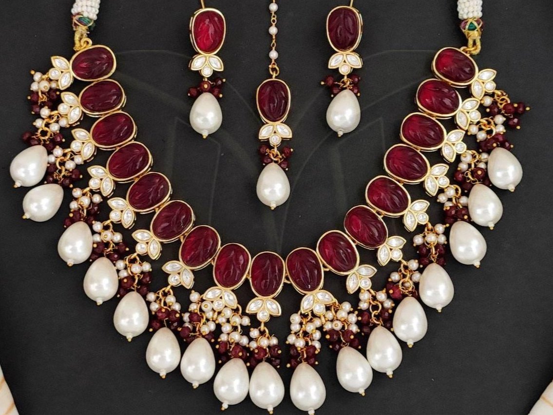 Beruzu - Radiant Necklace with Red Kundan Stones - Beruzu