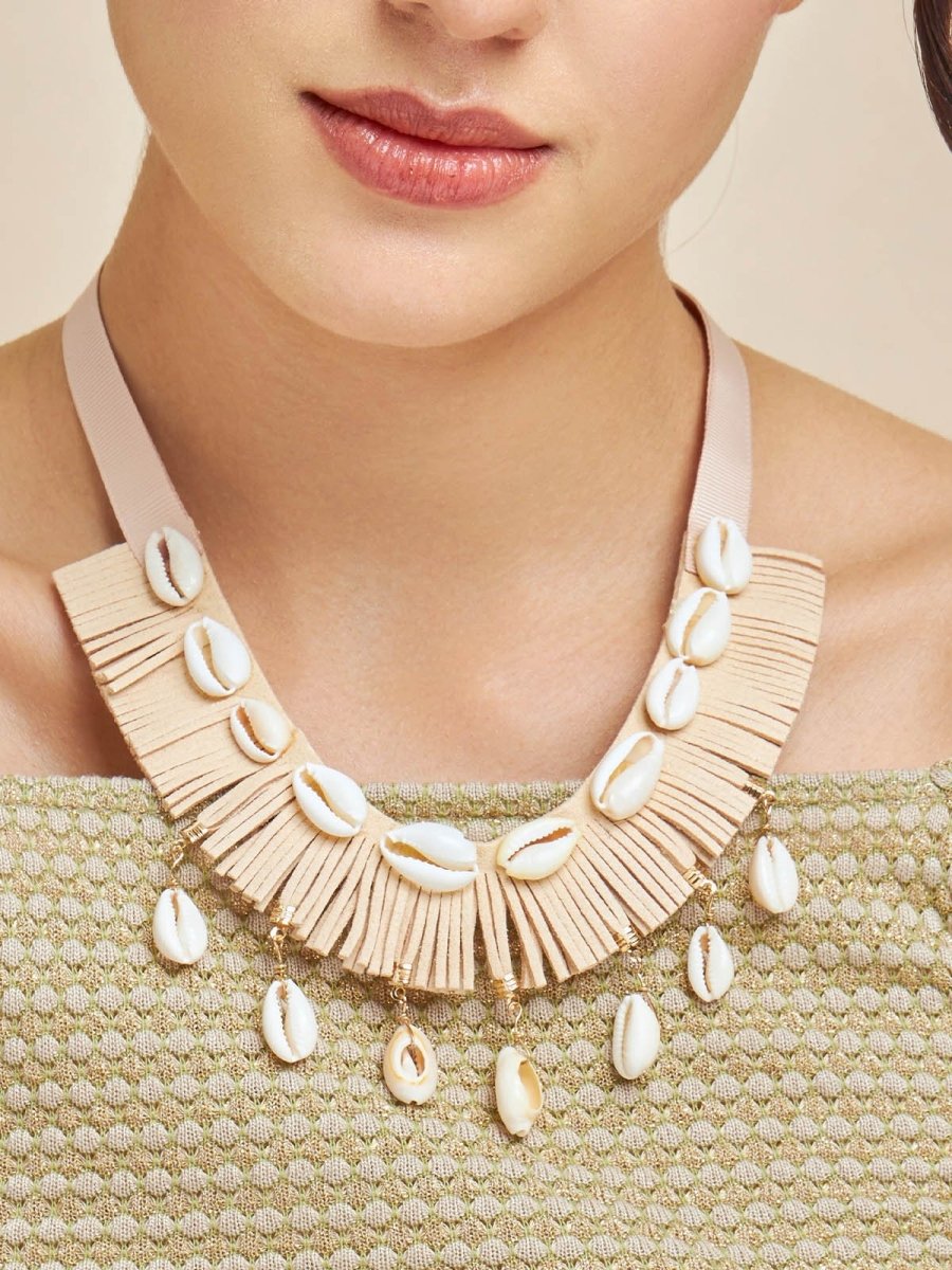 Beruzu - Seaside Chic Cowry Shell Choker Necklace with Fiber Accents - Beruzu Fashion