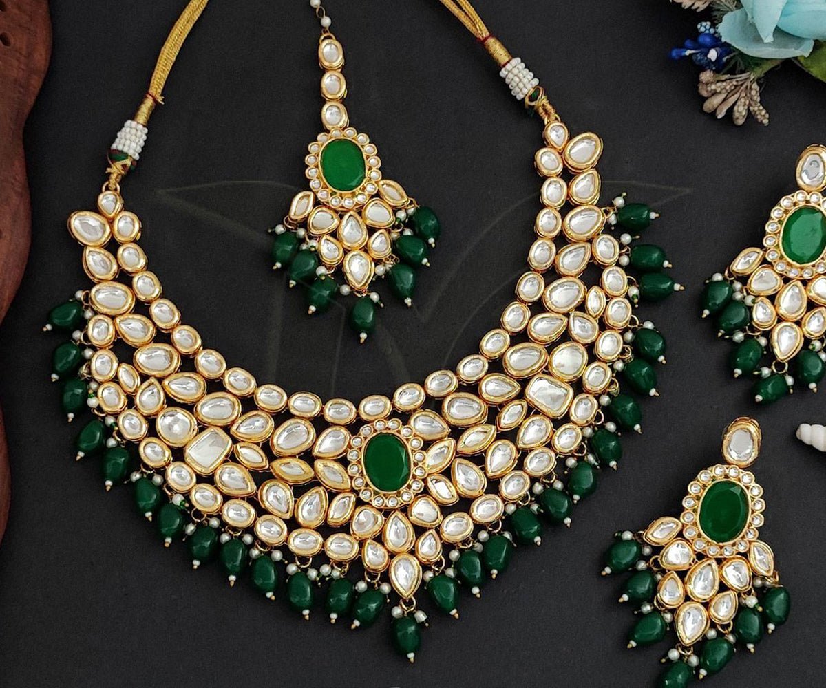 Beruzu - Stunning Kundan Jewelry Set with Green Accents - Beruzu