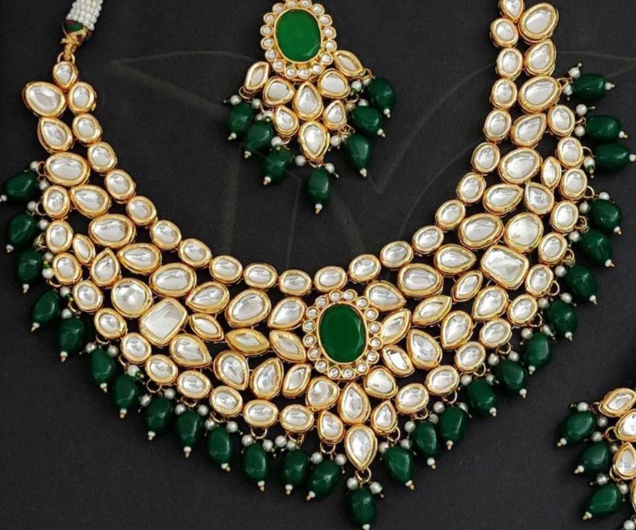 Beruzu - Stunning Kundan Jewelry Set with Green Accents - Beruzu